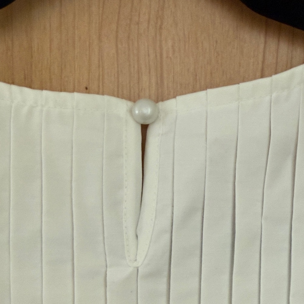 Commense White Pleated Sleeveless Blouse - Picture 4 of 6